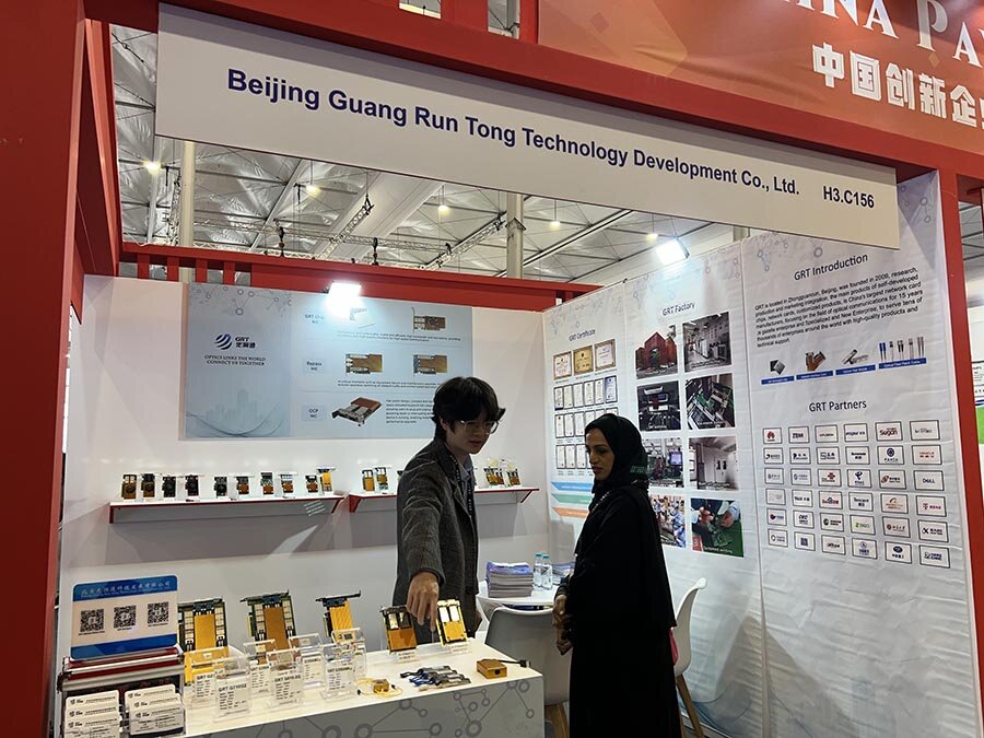 外貿經理在給參會嘉賓講解光潤通國產網卡