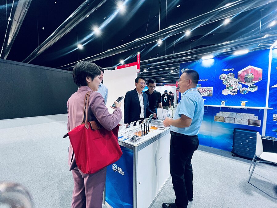 通州區副區長林正航一行在光潤通科技GITEX展位前聽取介紹